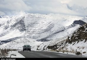 بارش برف در جاده چالوس/ مه‌گرفتگی در محورهای ۲ استان