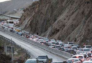 باران و مه‌گرفتگی در جاده چالوس/ترافیک سنگین در هراز