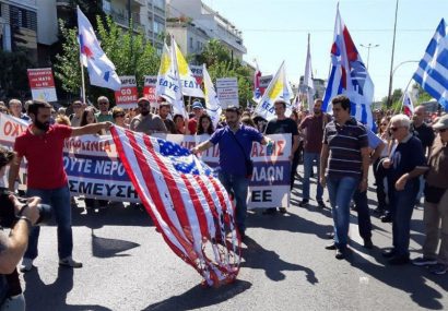 آتش زدن پرچم آمریکا در یونان