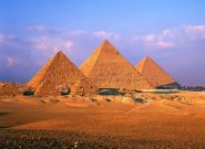 چند هرم در مصر باستان ساخته شد؟