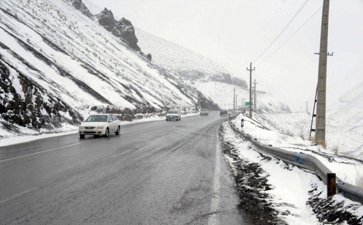 بارش برف و باران در برخی جاده‌ها/ مسافران تجهیزات زمستانی داشته باشند