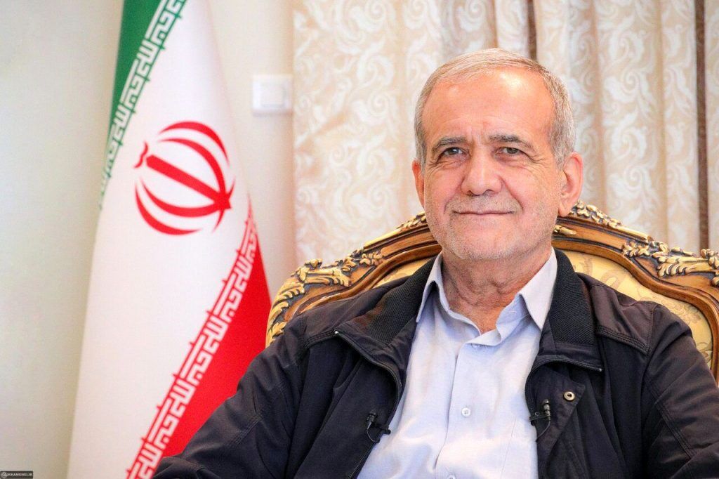 پزشکیان وارد قم شد