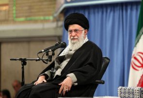 حضرت آیت‌الله خامنه‌ای: آمریکایی‌ها بدانند ملت ایران تسلیم‌شدنی نیست