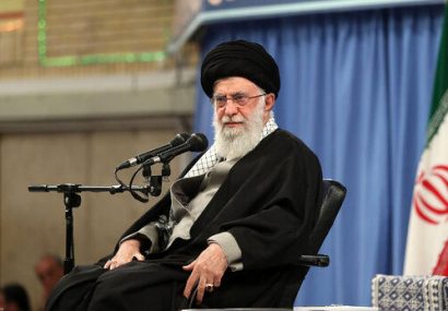 حضرت آیت‌الله خامنه‌ای: آمریکایی‌ها بدانند ملت ایران تسلیم‌شدنی نیست
