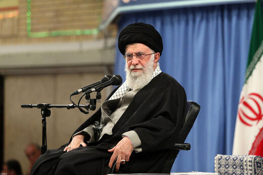 حضرت آیت‌الله خامنه‌ای: آمریکایی‌ها بدانند ملت ایران تسلیم‌شدنی نیست