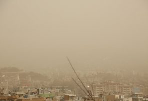 باد شدید وقت با خیزش گرد و خاک در نیمه غربی کشور