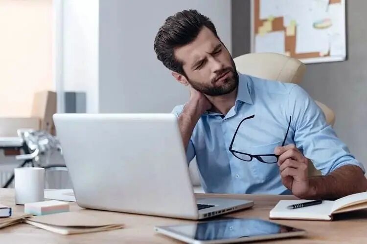 دردهای گردن و کمر در کمین افراد پشت‌میزنشین و مشاغل سنگین