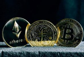 بیت‌کوین قرمز ماند
