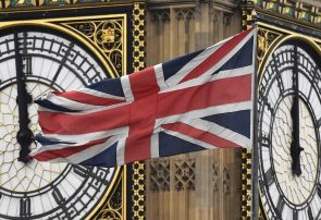 انگلیس ضمن اعمال تحریمهای تازه علیه ایران، ادعای پایبندی به دیپلماسی را تکرار کرد انگلیس ضمن اعمال تحریمهای تازه علیه ایران، ادعای پایبندی به دیپلماسی را تکرار کرد