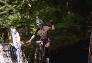 بانوی دوچرخهسوار کازرونی بر فراز قله قهرمانی ایران بانوی دوچرخهسوار کازرونی بر فراز قله قهرمانی ایران