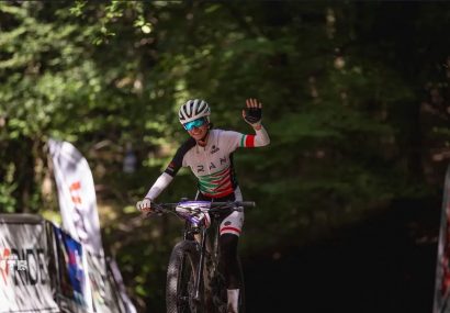 بانوی دوچرخهسوار کازرونی بر فراز قله قهرمانی ایران بانوی دوچرخهسوار کازرونی بر فراز قله قهرمانی ایران