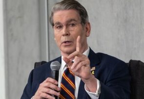 وزیر خزانهداری آمریکا، چین را به تلاش برای ضربهزدن به اقتصاد جهانی متهم کرد وزیر خزانهداری آمریکا، چین را به تلاش برای ضربهزدن به اقتصاد جهانی متهم کرد