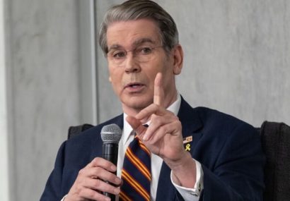 وزیر خزانهداری آمریکا، چین را به تلاش برای ضربهزدن به اقتصاد جهانی متهم کرد وزیر خزانهداری آمریکا، چین را به تلاش برای ضربهزدن به اقتصاد جهانی متهم کرد