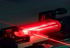 انقلابی در فناوری لیزر؛ سامانه‌ای به اندازه کف دست با بازدهی دو برابر