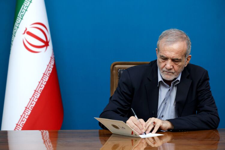 پزشکیان قانون مصوب مجلس درمورد بانک مرکزی را برای اجرا ابلاغ کرد پزشکیان قانون مصوب مجلس درمورد بانک مرکزی را برای اجرا ابلاغ کرد