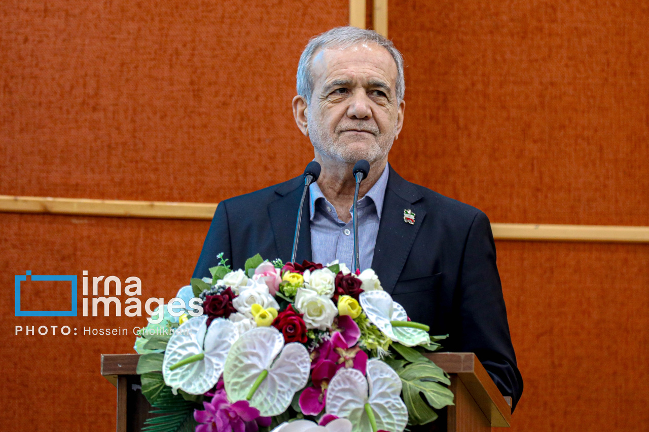 پزشکیان: دولت مسیر خدمت و پیشرفت را با جدیت دنبال میکند پزشکیان: دولت مسیر خدمت و پیشرفت را با جدیت دنبال میکند