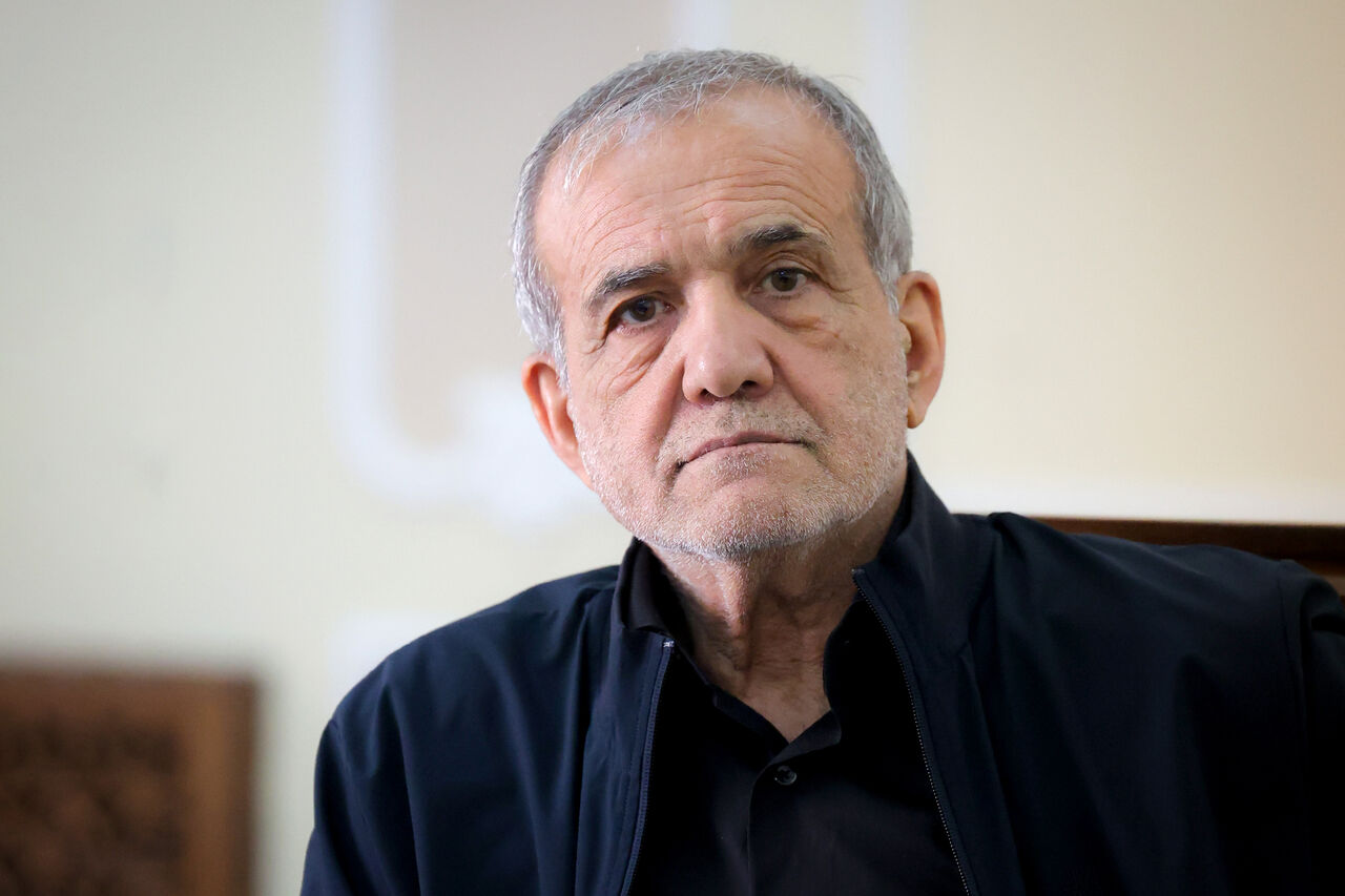 پیام تسلیت پزشکیان در پی درگذشت مادر ۳ شهید پیام تسلیت پزشکیان در پی درگذشت مادر ۳ شهید