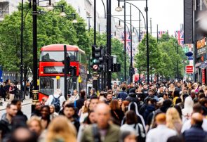 انگلیس؛ وقتی بحران معیشت، قمار را به امید روزمره تبدیل میکند انگلیس؛ وقتی بحران معیشت، قمار را به امید روزمره تبدیل میکند