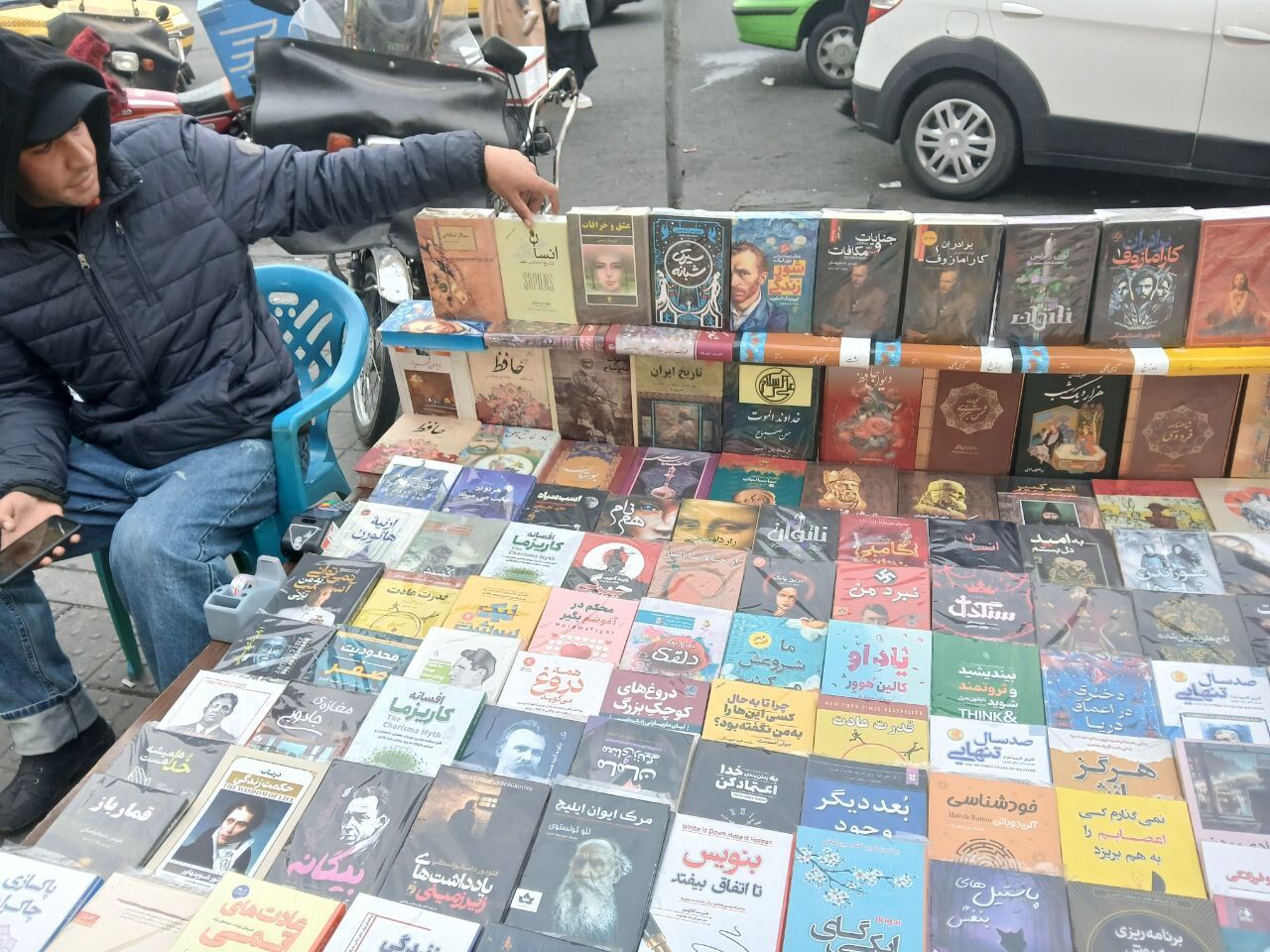 قاچاقچیان کتاب در جامعه جولان می‌دهند/ ناشران پشت دیوار سانسور