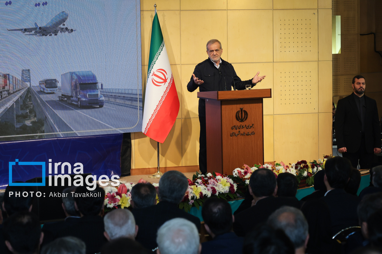 پزشکیان:مصمم به توسعه شبکه حمل و نقل کشور هستیم