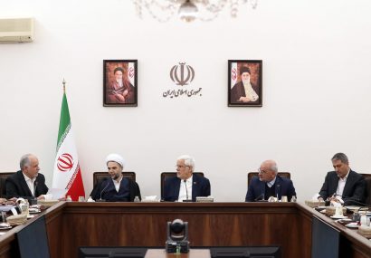 عارف: دولت با همکاری سایر قوا به‌دنبال حل مسائل معیشتی و پیروزی در جنگ اقتصادی است