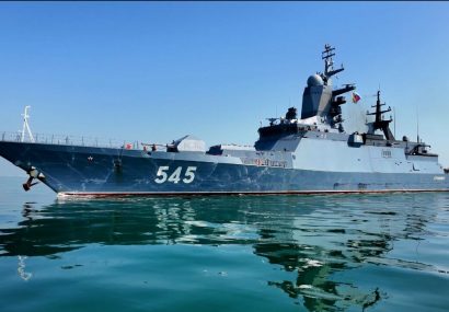 پهلوگیری ناو بالگردبر استویسکی روسیه در منطقه یکم‌امامت نداجا